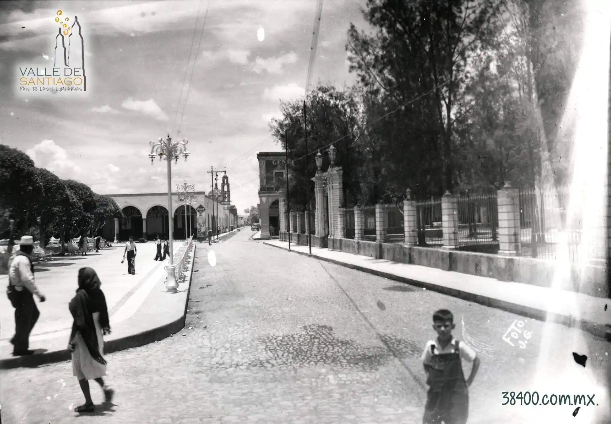 Calle Carranza entre la parroquia y el jardín principal.